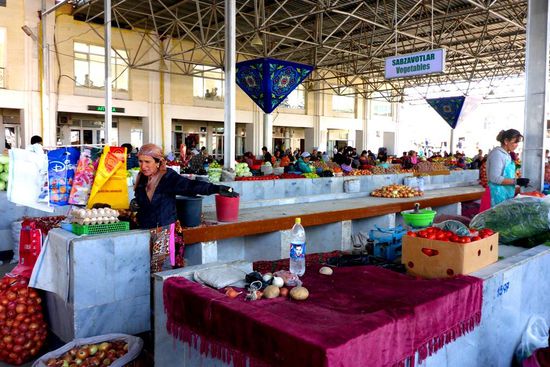 Der Basar in Samarkand ist riesig und macht einen aufgeräumten Eindruck