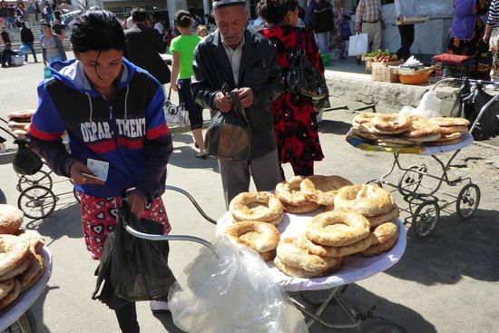 Bei ihr kaufe ich noch warmes und knuspriges Fladenbrot für 1 000 usbekische Som (30 Eorocent)
