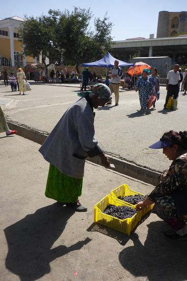 80 % der usbekischen Bevölkerung sind jünger als 30 Jahre,
die Arbeitslosenrate beträgt 40 %,
viele Jüngere sind als Gastarbeiter in Rußland beschäftigt
