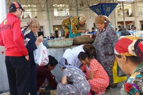 Geschäftiges Treiben auf dem Basar