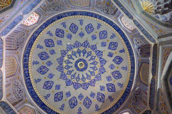 Auch im Innern sind einige Grabmäler aufwändig gestaltet, hier eine Kuppel