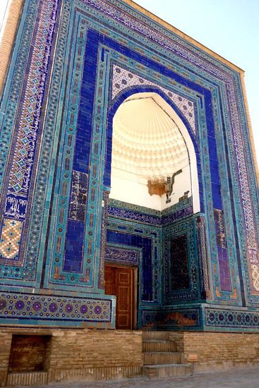 Die Straße der Mausoleen wurde nach Shah-i-Zinda benannt,
dies bedeutet "Sarg des lebenden Königs",
es bezieht sich auf das wahrscheinliche Grab von Qusam ibn-Abbas, 
er soll ein  Cousin des Propheten Mohammed sein und den islamischen Glauben in diese Region gebracht haben