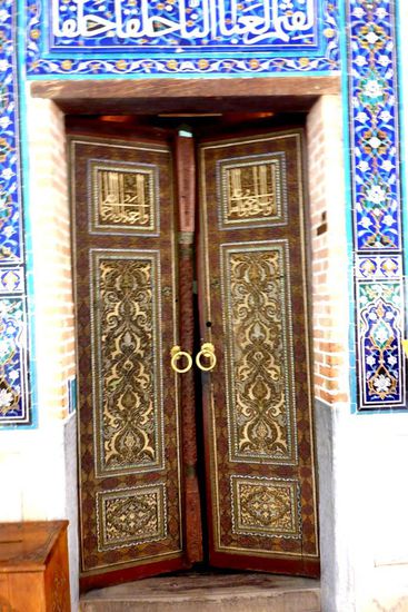 Auf dieser schönen Tür findet sich die arabische Inschrift:
"Die Tür zum Paradies ist offen für die Friedfertigen"