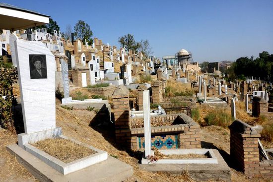 ... die Ausgestaltung zahlreicher Grabstätten ist sowjetisch geprägt ...