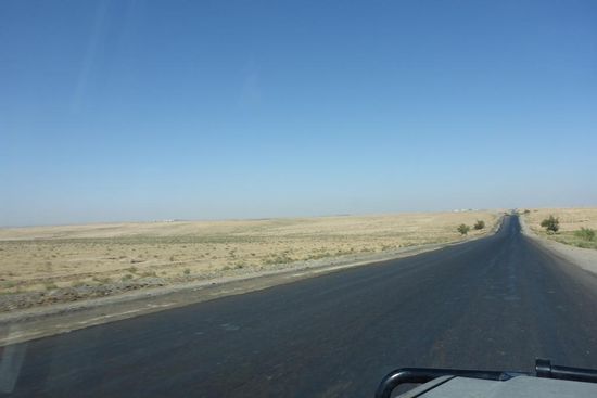 Durch Wüstenlandschaft Richtung Westen