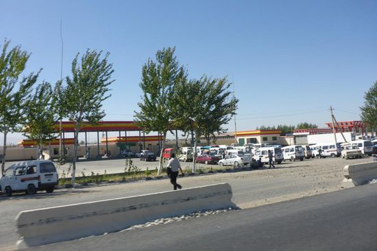 Der eklatante Treibstoffmangel führt zu langen Schlangen an den Tankstellen ...