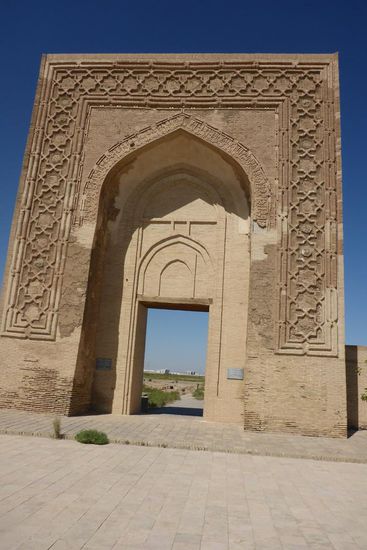 An der Straße zwischen Samarkand und Bukhara eine alte Karawanserei ...