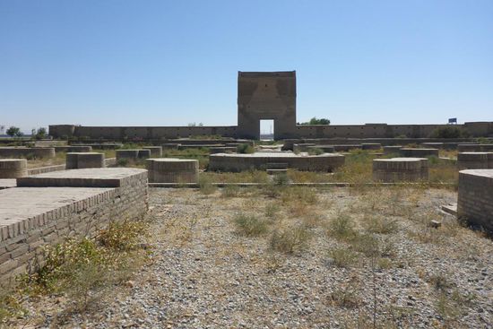 ... von ihr sind nur das Eingangstor und diese Grundmauern erhalten