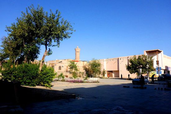 Bukhara 20. - 21. 9. 2014, Tage 129 -130; 24 480 km
die Blütezeit der Stadt war im 9. und 10. Jh.,
damals war die Stadt das religiöse Zentrum Zentralasiens.
Heute wegen seiner historischen Gebäude eine Touristenattraktion,
260 000 Einwohner, Partnerstadt von Bonn