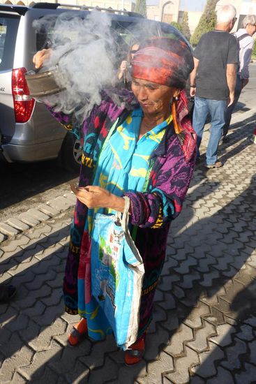 Der Rauch soll vor Krankheiten schützen und ihr Geld einbringen