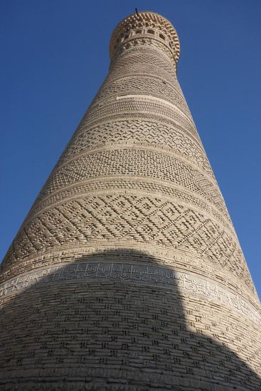... mit 10 m tiefem Fundament, 
die 14 unterschiedlichen Ornamentbänder haben Herrn Chinggis Khan so beeindruckt, daß er das Bauwerk nicht zerstörte, im Gegensatz zu seinen sonstigen Gewohnheiten