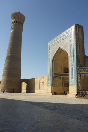 Neben dem Minarett: Die Kalon Moschee ...