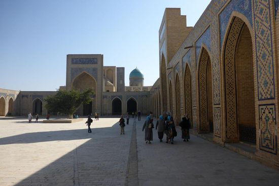 ... sie kann 10 000 Gläubige aufnehmen, gebetet wird im Freien ...