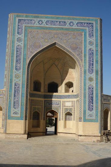 ... hier das imposante Eingangstor ...