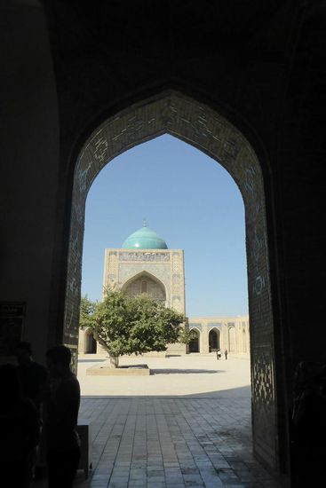 ... Blick durch das Eingangstor in den Innenhof ...
