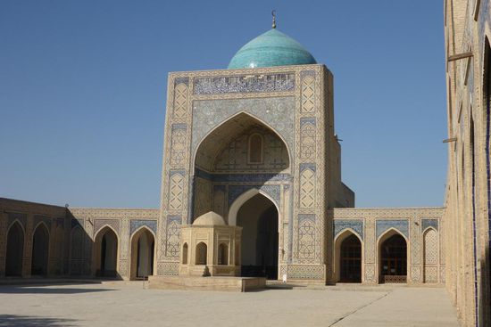 ... das Westtor der Moschee ...