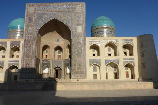 Gegenüber der Moschee: Die Mir-i-Arab Medresse aus dem 16. Jh. im Abendlicht ...