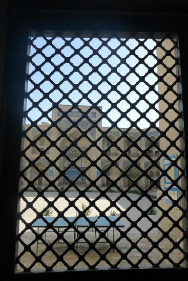 ... der Innenraum kann nicht besucht werden,
um die 190 Studierenden, ausschließlich Y-Chromosomen-Träger, nicht zu stören, z. B. beim Tisch-Tennisspiel