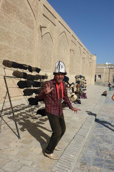 Hutverkäufer mit kirgisischer Kopfbedeckung