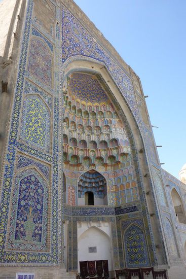 Die Abdul Aziz Khan Medresse aus dem 16. Jh.,
sie wurde von ihrem Namensgeber mit dem Ziel errichtet,
die Ulugbek Medresse (s. u.) zu übertreffen ...