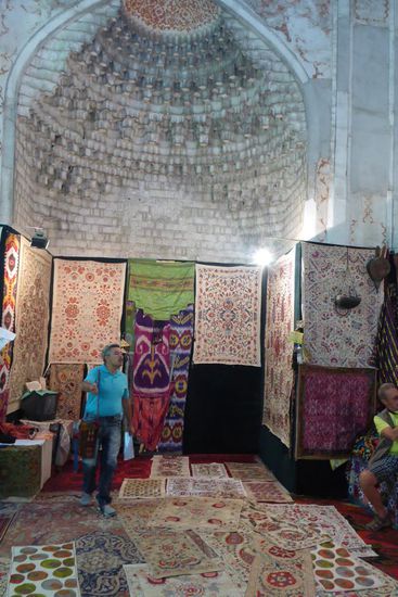 ... hier der Gebetsraum, heute ein Teppichbasar ...
