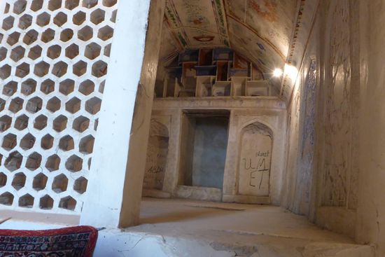 ... eine "Studentenbude" aus dem 16. Jh.,
oben der Bücherschrank, darunter die Nische, in der tagsüber das Bett untergebracht wurde,
normalerweise teilten sich zwei Studierende das Zimmer,
nur gut Betuchte konnten sich ein Einzelzimmer leisten