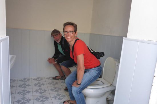 Mit Adi, der Prinzessin von Wolle, in einer Doppel-Toilette,
von Touristen normalerweise verschmäht