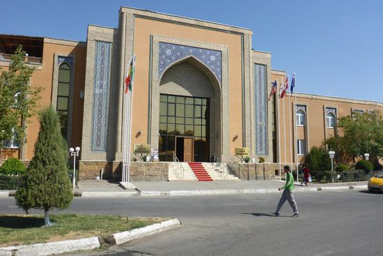 Das Hotel "Asia Bukhara", unser Camp befindet sich auf dem Hotelparkplatz in zentraler Lage