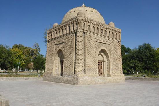 ... es ist so solide gebaut, die Grundmauern sind zwei Meter dick, daß es sämtliche Fährnisse unbeschadet überstanden hat ...