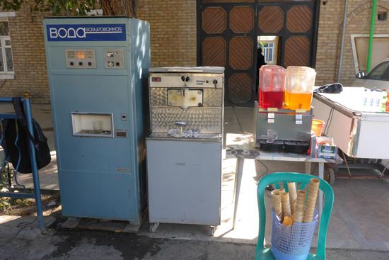 Relikte aus der Sowjetzeit: 
Links ein Getränkeautomat ...