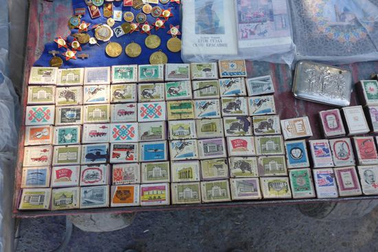 ... rechts Streichholzschachteln, das Stück für 1 000 usbekische Som