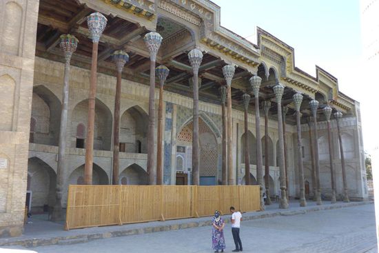 Die Bolo-Hauz-Moschee aus dem Jahr 1718 ...