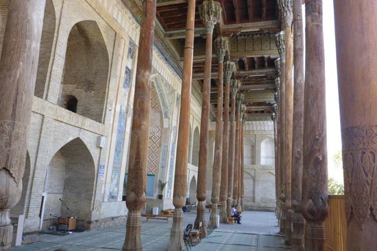 ... die Säulen wurden aus Ulmenholz gefertigt