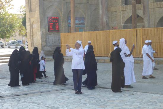 Arabische Besucher in landestypischer Bekleidung