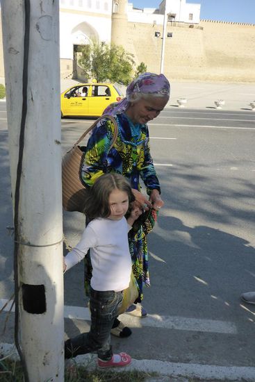 Sie unterrichtete 27 Jahre lang das Fach Deutsch an usbekischen Schulen,
Deutschland hat in Usbekistan einen guten Ruf, es gibt verschiedene Städtepartnerschaften:
- Samarkand - Bremen
- Bukhara      - Bonn
- Khiva          - Trier
- Tashkent    - Berlin