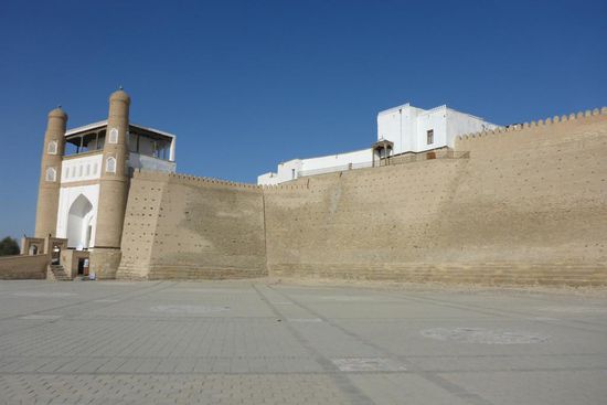 Ark, der Burgberg von Bukhara,
seit dem 5 Jh. in dieser Form genutzt,
immer wieder zerstört,
zuletzt durch Bomben der Roten Armee im Jahr 1920 zu 80 %