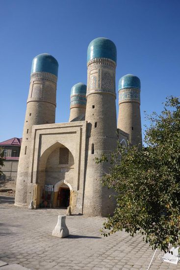 Das Eingangstor zur Char Minar Medrese ...