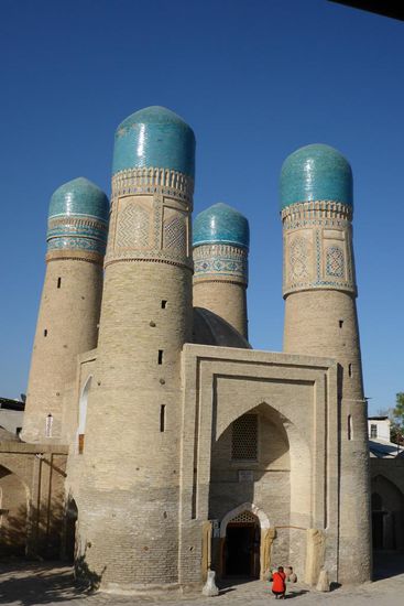 ... errichtet im Jahr 1807 in Anlehnung an indische Architektonik,
die Medrese selbst existiert nicht mehr ...