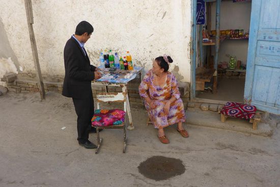 Einfacher Straßenverkauf vor dem Postkatenmotiv