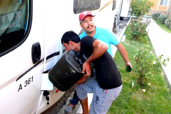 Schwarzmarktdiesel, brauche ich nicht,
dank meiner großen Dieseltanks brauche ich in Usbekistan nicht zu tanken