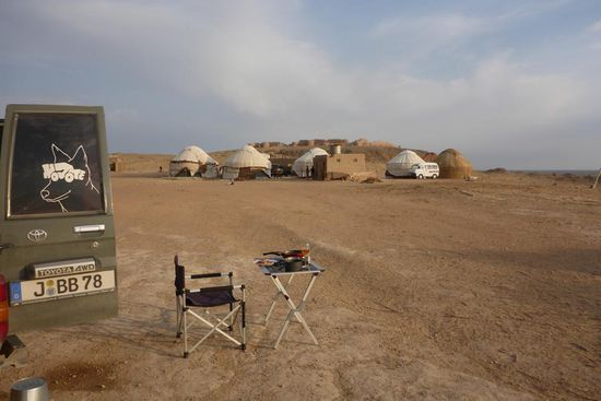 Abendessen im Wüstencamp bei Ayaz-Qala an der Grenze zu Kasachstan