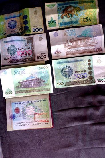 Das usbekische Zahlungsmittel,
1 Euro = 2 400 usbekische Som,
unten das usbekische Visum mit dem Einreisestempel vom 15. 9. 2014