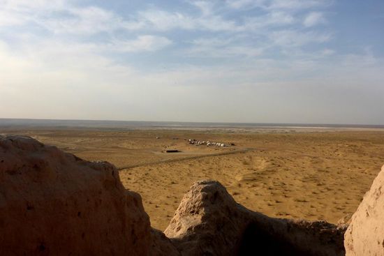 Das Wüstencamp von der Burganlage aus gesehen