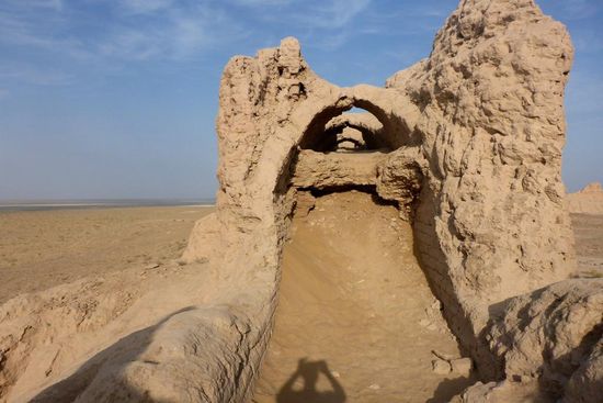 ... sie wurde aus Lehm errichtet ...