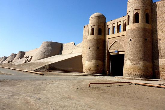 Khiva, die Oasenstadt,
gegründet vor 2 500 Jahren,
Knotenpunkt der Seidenstraße,
heute 60 000 Einwohner ...