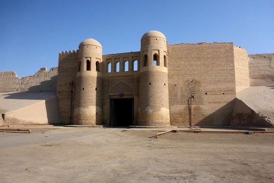 ... umgeben von einer Stadtmauer,
hier das Südtor ...