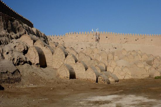 Friedhof, in dieser Region werden die Toten wegen des hohen Grundwasserspiegels traditionell über der Erde bestattet