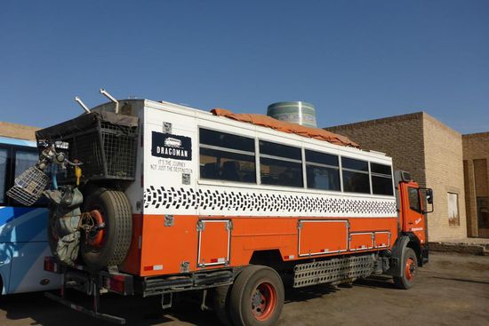 Die Stadt ist eine weitere Touristenattraktion in Usbekistan, hier der Bus einer englischen Reisegruppe, unterwegs von China nach Istanbul