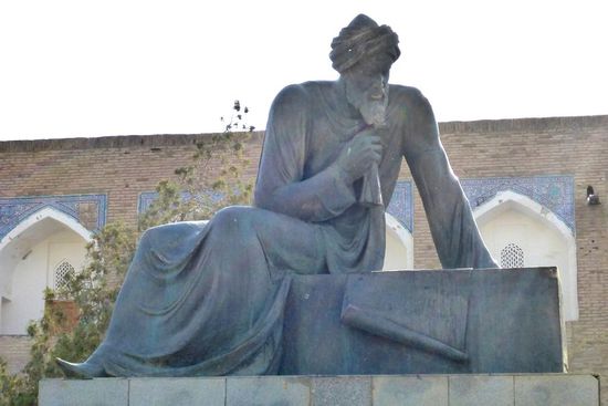 Statue des Mathematikers Al Beruniy, in der Szene bekannt, mir bisher nicht, durch ihn soll die Oase Choresm, das heutige Khiva, zu Weltruhm gekommen sein