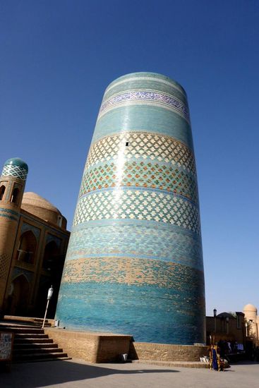 Das Minarett Kalta Minor, 26 m hoch, Durchmesser 14 m,
es sollte das höchste Bauwerk der Stadt werden,
nach dem frühen Tod des Khans, des Auftraggebers, wurde der Bau eingestellt